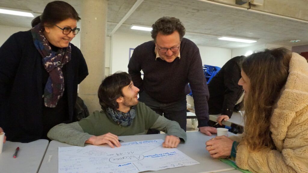 Formation Jardinot "Animer un atelier jardinage pour les enfants", décembre 2024 Adultes qui planifient des ateliers jardinage pour les enfants
